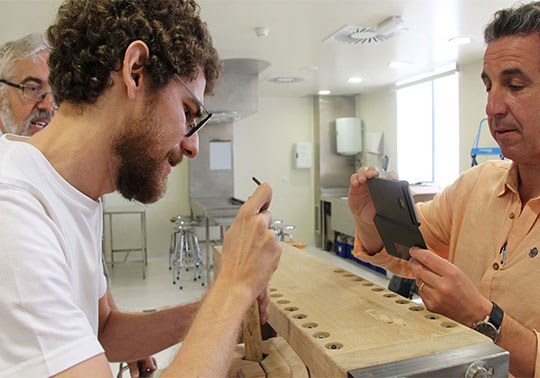 Esta imagen muestra a José Albelda, José Expósito y Antonio Silvestre, investigadores inventores del nuevo implante, en una de las fases de estudio previo