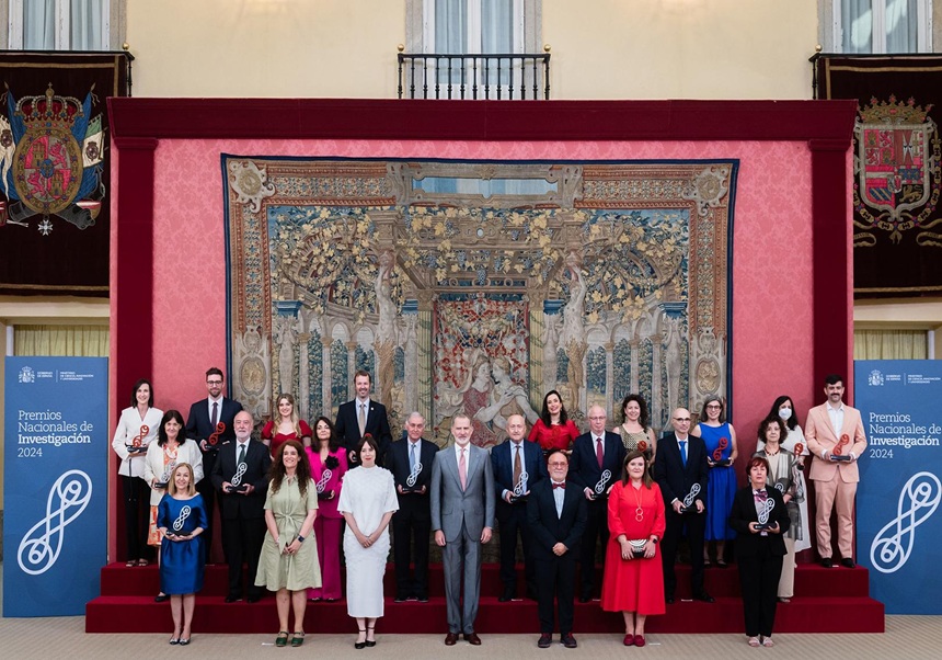 La profesora Isabel Fariñas recibe el Premio Nacional de Investigación 2024 en el área de Biología
