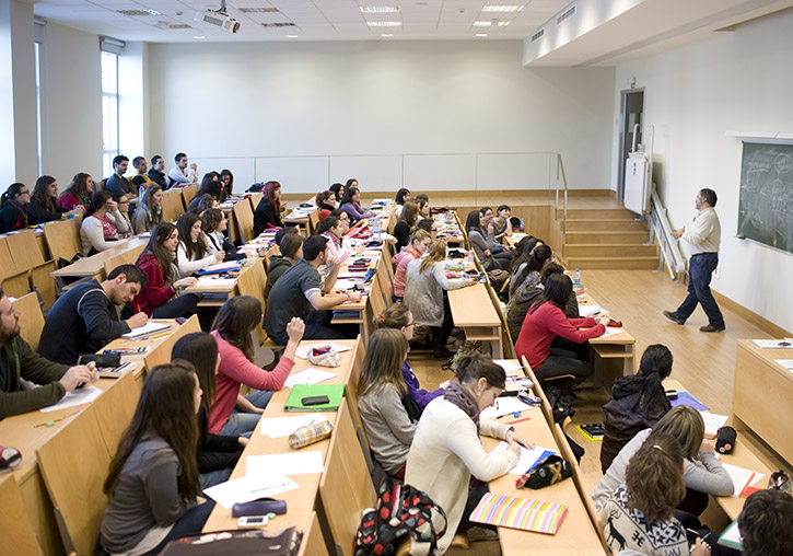 Imatge d'arxiu d'estudantat assistint a classe en una aula de la Universitat de València
