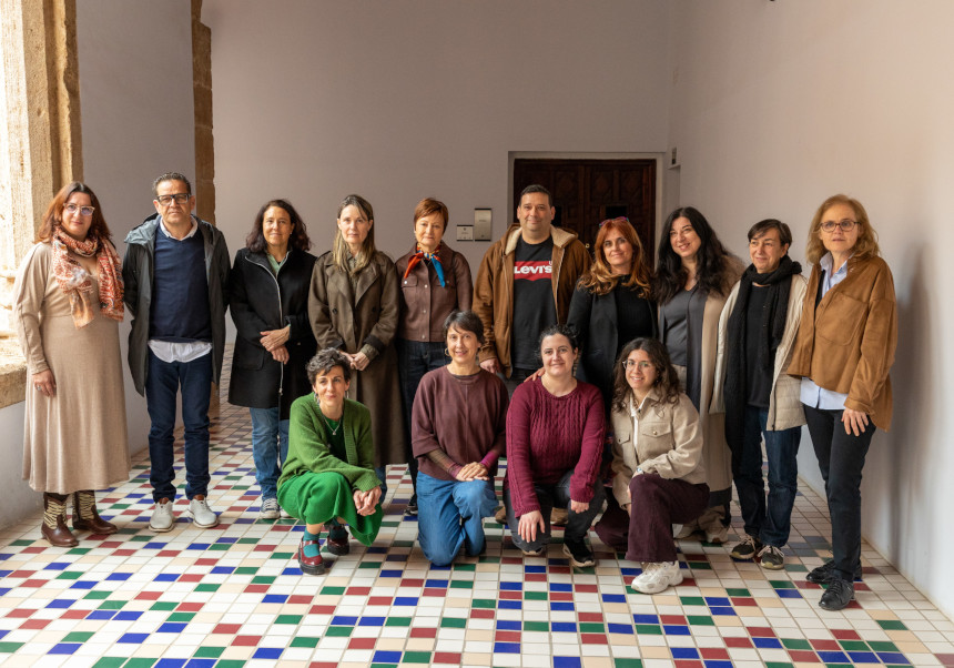 Les associacions de víctimes de la dana visiten els laboratoris de ‘Salvem les Fotos’ de la Universitat de València