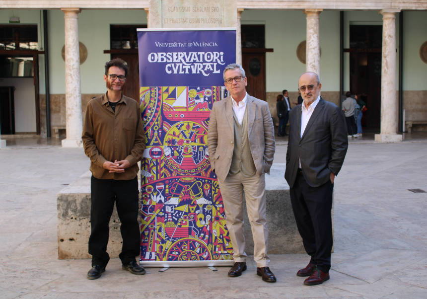 D'esquerra a dreta: Raúl Abeledo, Tony R. Murphy i Jesús Prieto, al claustre de La Nau.