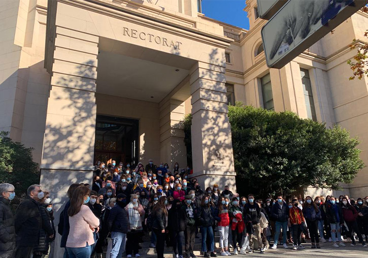 La Universitat es concentra en rebuig de la violència masclista.