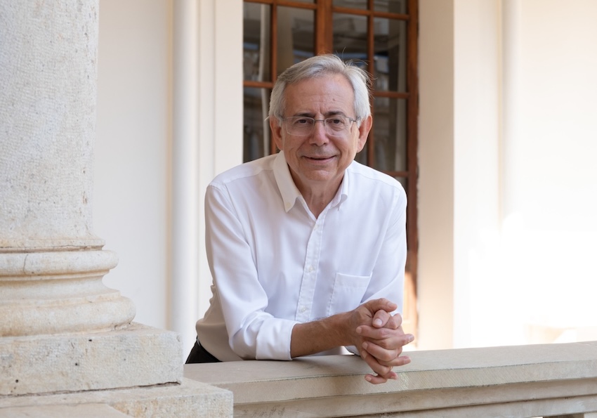 Antonio Ariño en la Nau, on va ser vicerector de Cultura