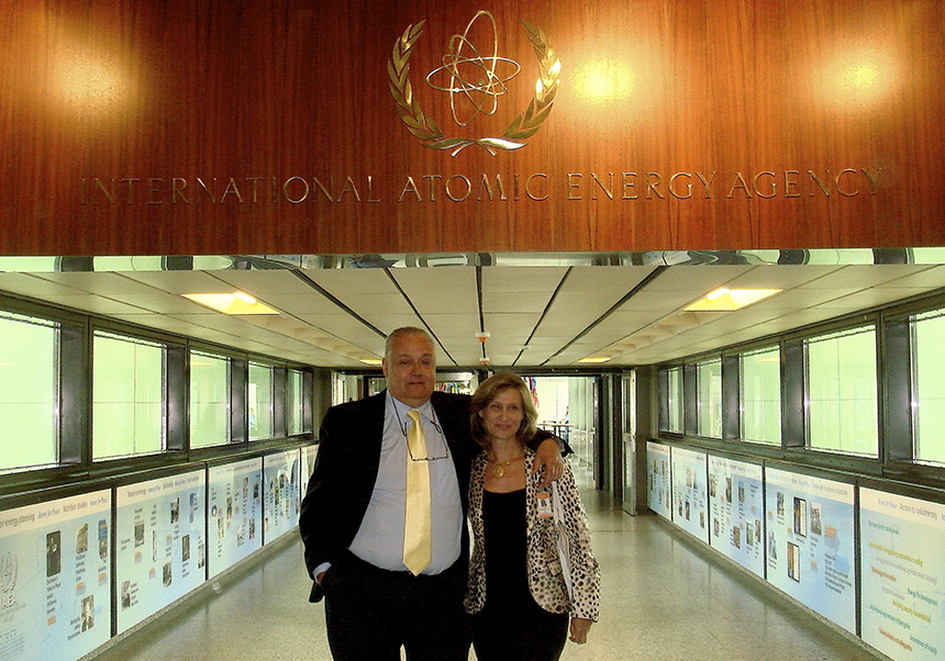 El profesor Santiago Mas-Coma y la profesora María Dolores Bargues en la Sede Central de la Agencia Internacional de Energía Atómica (IAEA) en Viena, Austria.