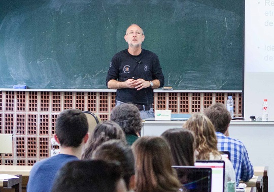 Professora impartint classe
