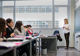 PROFESOR IMPARTINT UN SEMINARI