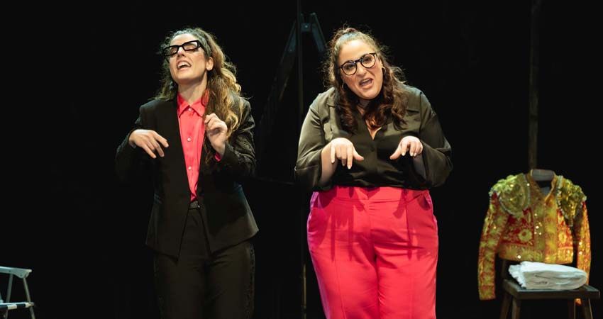 Dos mujeres en un escenario