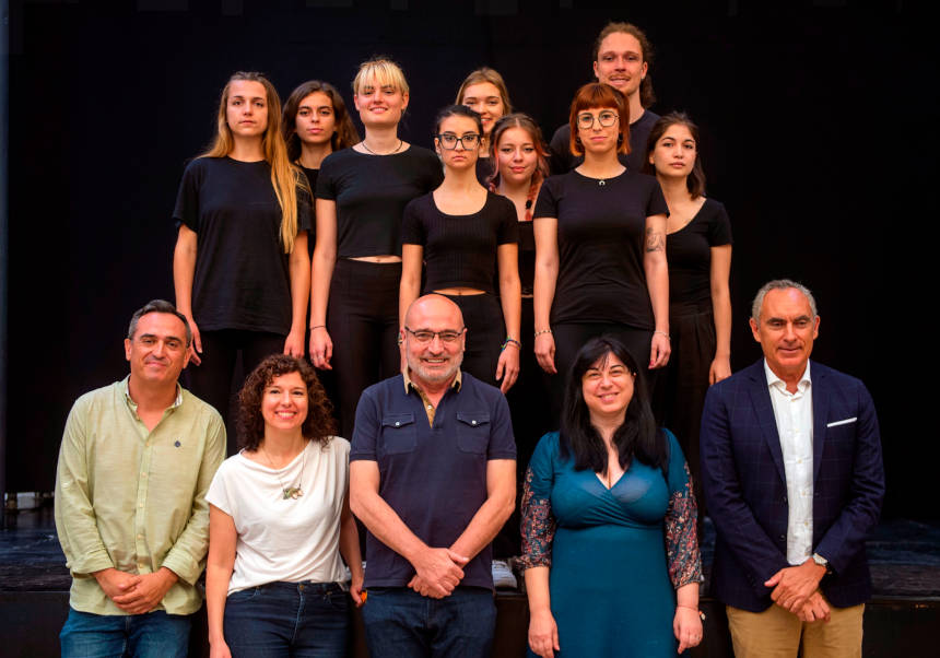 From left to right (front): Josep Valero, Anna Marí, Xavier Rius, Ester Alba and Carles Padilla. Behind: students from UV Escena Erasmus 2023. Photos: Raquel Abulaila.