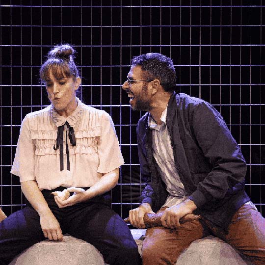 Un hombre y una mujer sentados