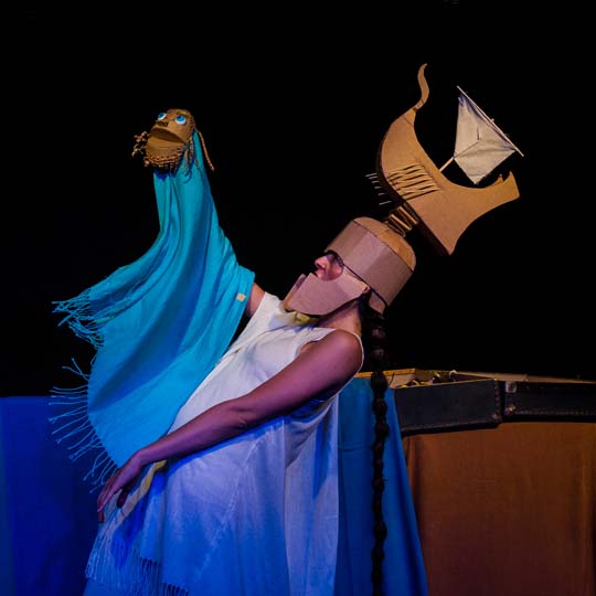 Un hombre con casco y un muñeco en la mano