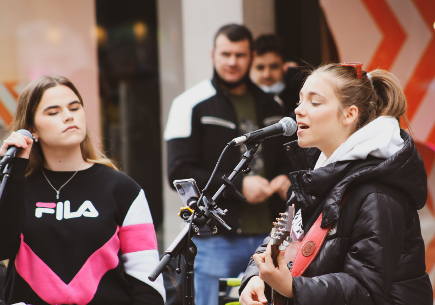 Come and sing at the multilingual karaoke of the Blasco Ibáñez Languages Learning Centre