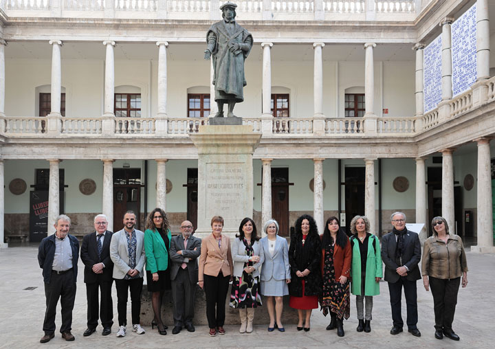 La rectora, amb els premiats i els membres de la comissió Ventura.