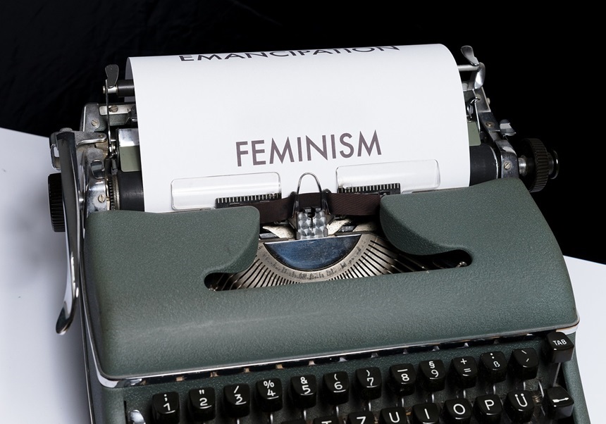Máquina de escribir con el texto Feminism