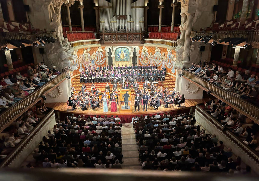 La Orquestra UV y el Cor Jove del Orfeó Català interpretan el 'Requiem' de Mozart en el Palau de la Música Catalana de Barcelona.