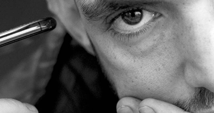 Detalle de la portada del libro, media cara de un hombre