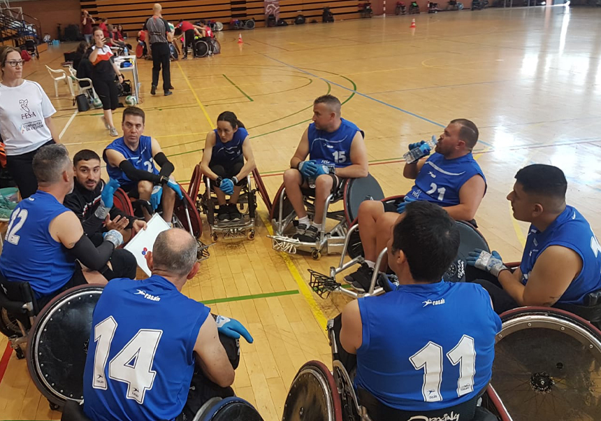 La selecció valenciana de Rugbi en cadira de rodes en un descans durant un dels seus partits.