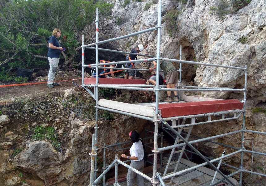 Trabajos en el yacimiento de Cova d'Hort de Cortés-Volcà del Faro en Cullera.
