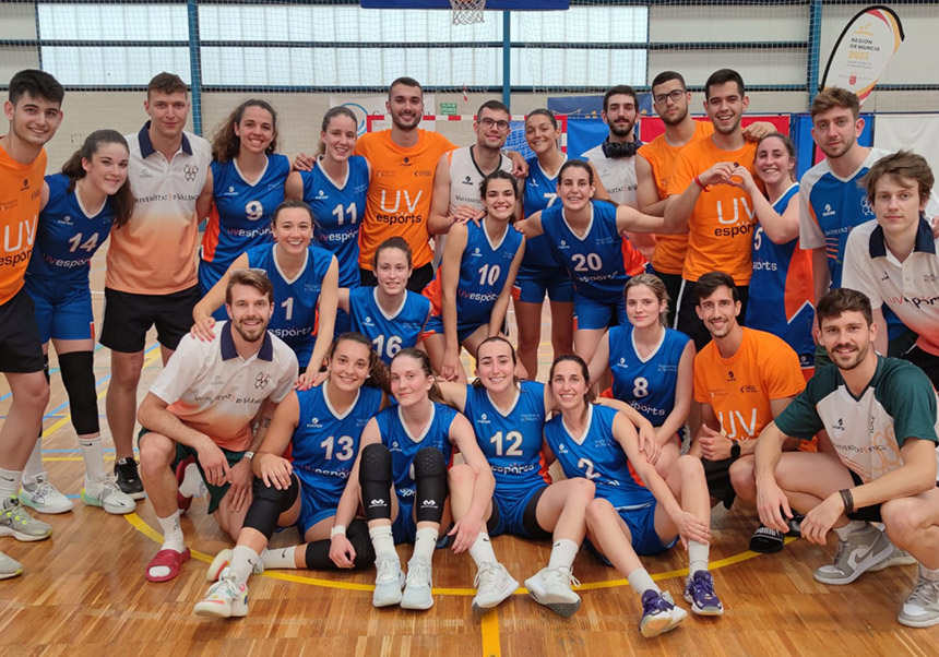 Equipo de baloncesto masculino y femenino de la Universitat de València.