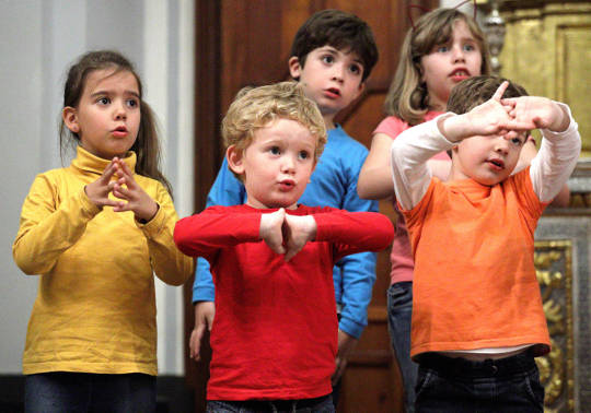 Xiquetes i xiquets de l'Escola Coral La Nau de la Universitat de València.