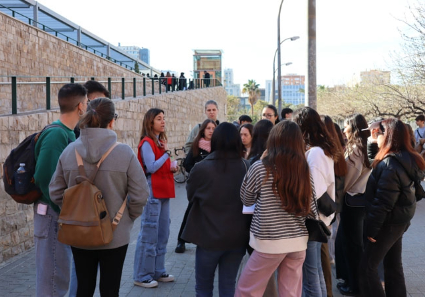 Students paying attention to their Conèixer guide during Visits to the Universitat 2024