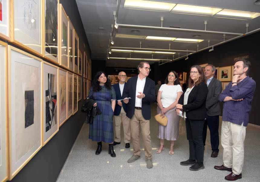 Autoridades universitarias, municipales y de Fundación Bancaja visitan la exposición 'Estampas en transición' en Sagunto.