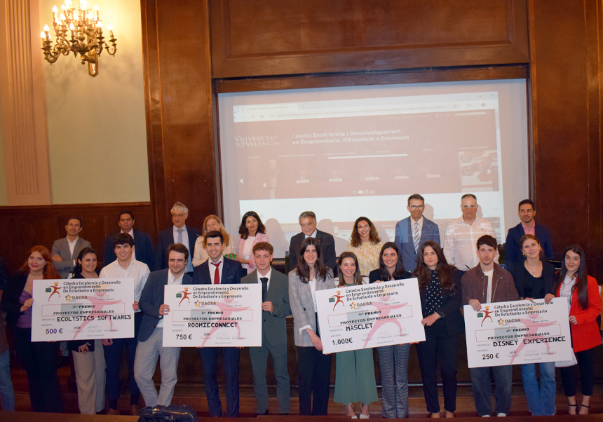 Los galardonados posan con sus premios junto a los miembros de la Càtedra.