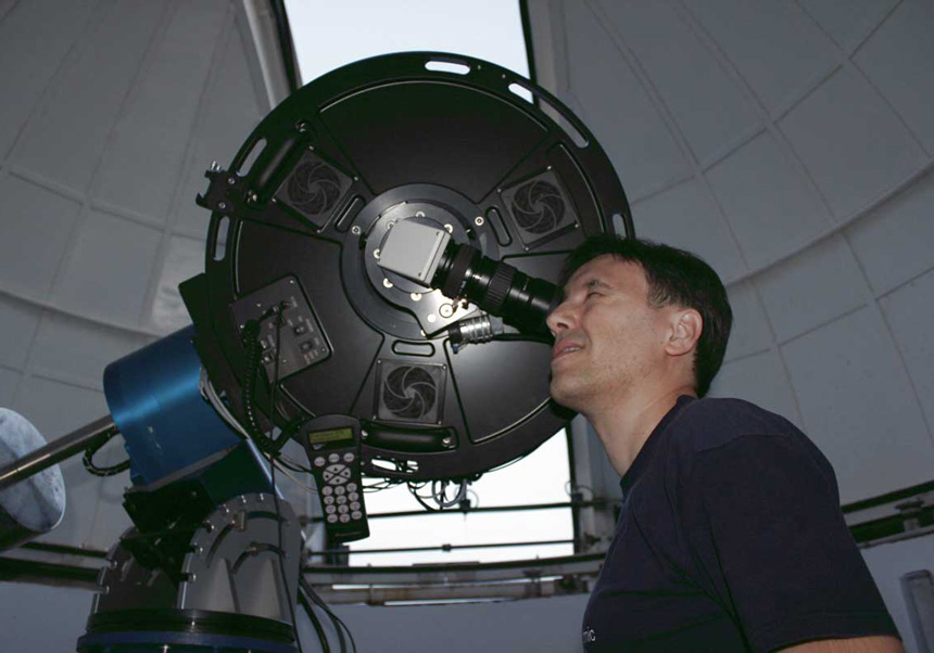 Fernando Ballesteros en el Observatorio Astronómic de la Universitat de València.