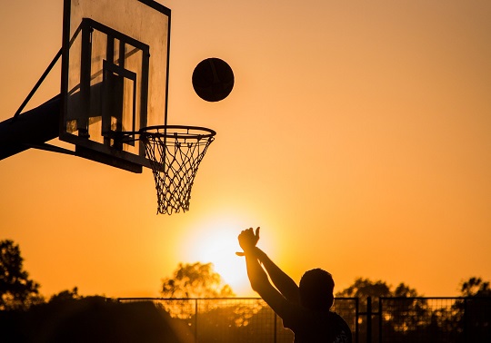 Canasta de baloncesto al atardecer