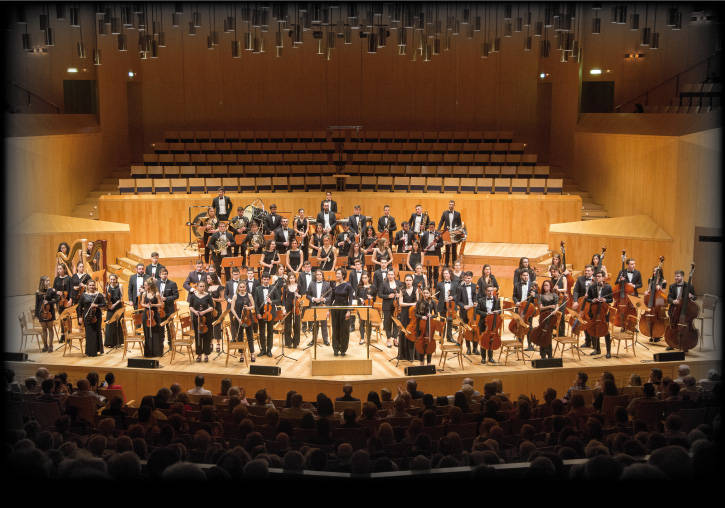 L'Orquestra Filharmónica de la Universitat de València, amb la direcció de Beatriz Fernández Aucejo.