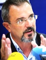 Carlos Flores.