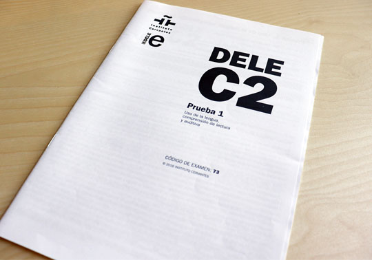 Foto de la portada de un examen del DELE.