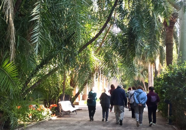 Grupo personas paseando por el Jardín Botánico UV - imatge 0