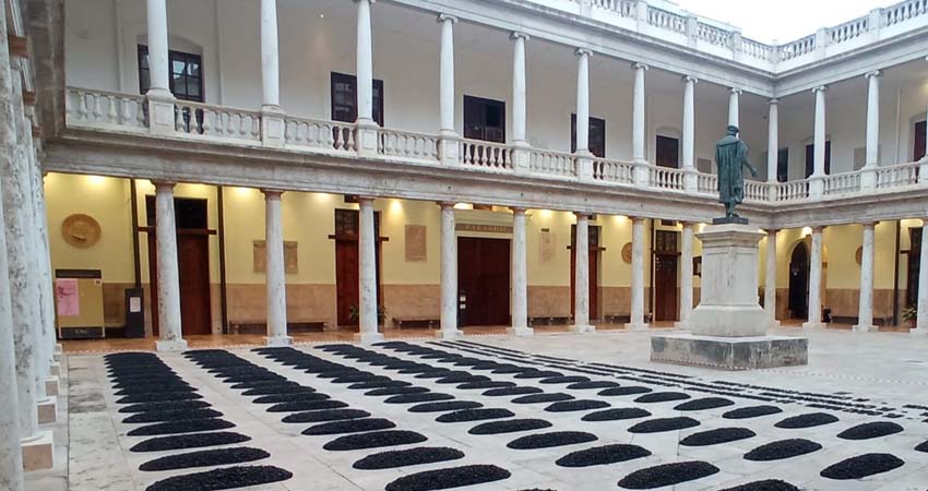 Claustro de La Nau con las tumbas de grava