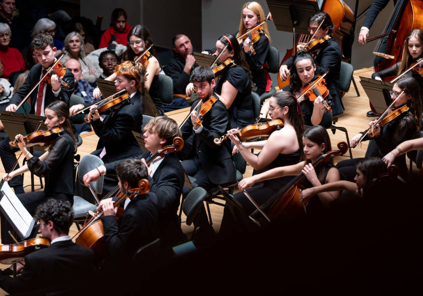 Sección de cuerda de la Orquestra Filharmònica de la Universitat de València.