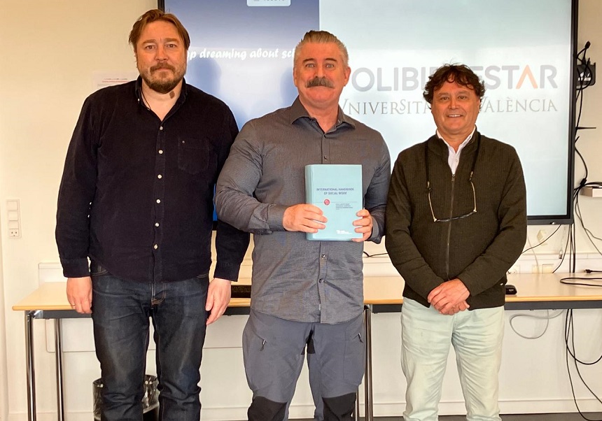 Jordi Garcés con Steven Arnfjord y Kevin Perry, investigadores del Centro para el Bienestar del Ártico de la Universitat de Nuuk en Groenlandia.