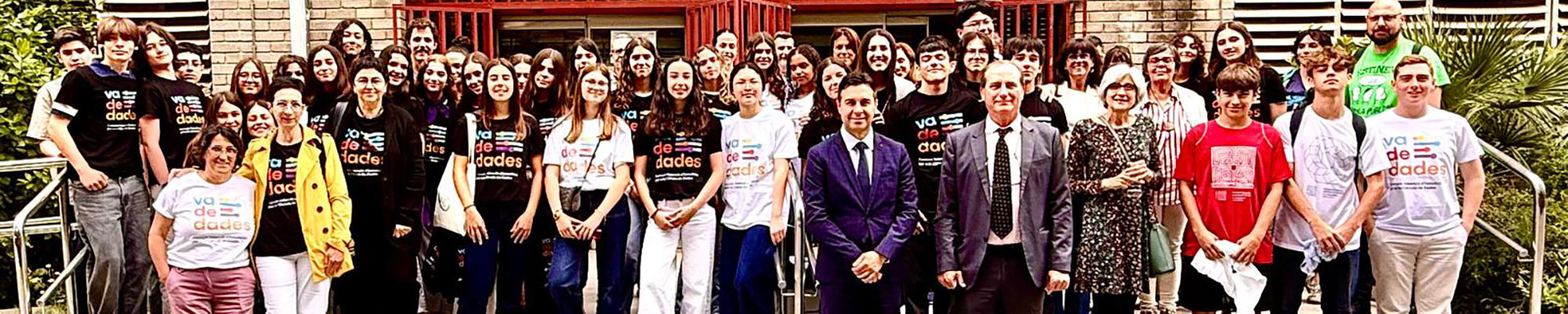 Participants en el concurs, a les portes de la Facultat de Ciències Matemàtiques de la Universitat de València