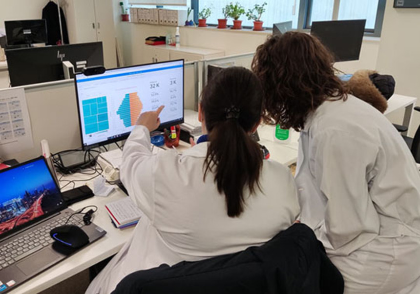 Two female researchers in front of a computer screen