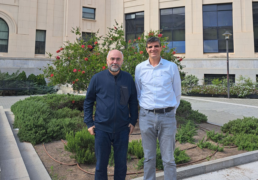 Vicent Teruel (on the left of the image), professor of the Department of Human Anatomy and Embryology, and Juan Nácher, professor of the Department of Cellular Biology, both from the University of Valencia.