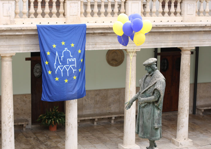Imatge de l'estàtua de Vives a La Nau.