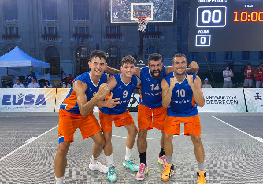 Estudiantes en cancha de baloncesto