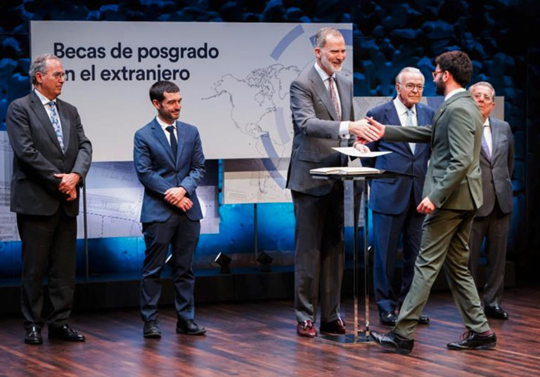 Un estudiant rep la beca de mans de Felip VI