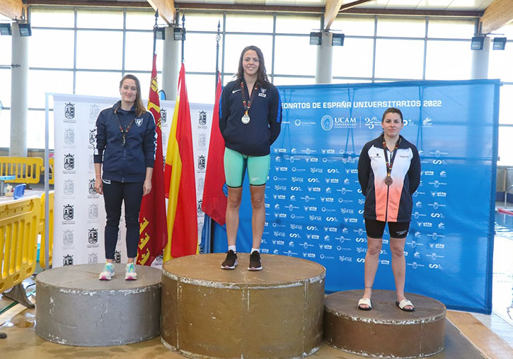 Núria Payola wins the bronze medal in 100m freestyle