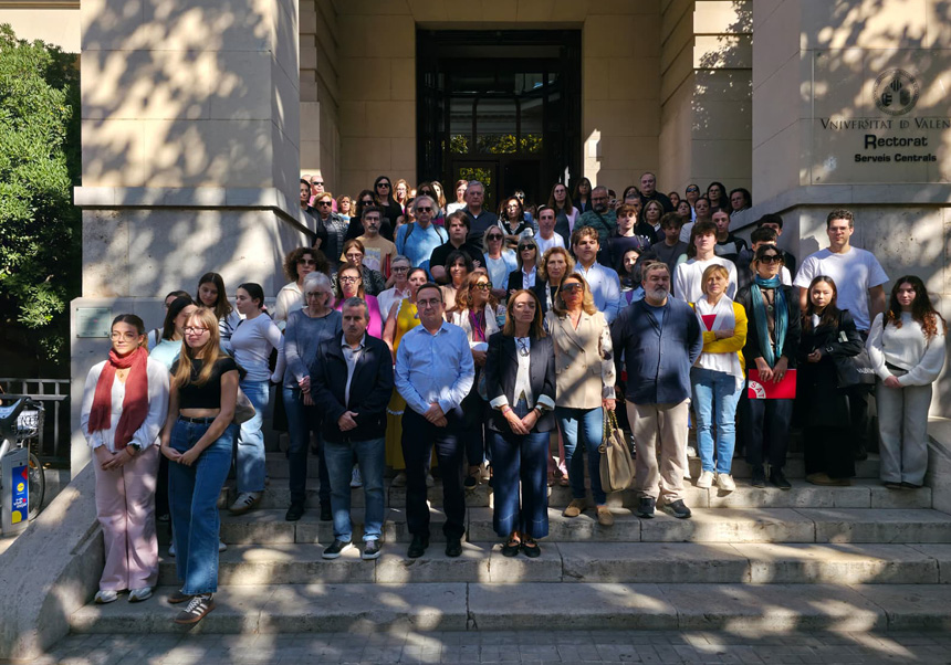 Miembros de la comunidad universitaria durante el minuto de silencio convocado por la Universitat de València en recuerdo de las víctimas del accidente ferroviario de Urda (Toledo) y de las personas afectadas por las DANAS de 2024 y 2026. 