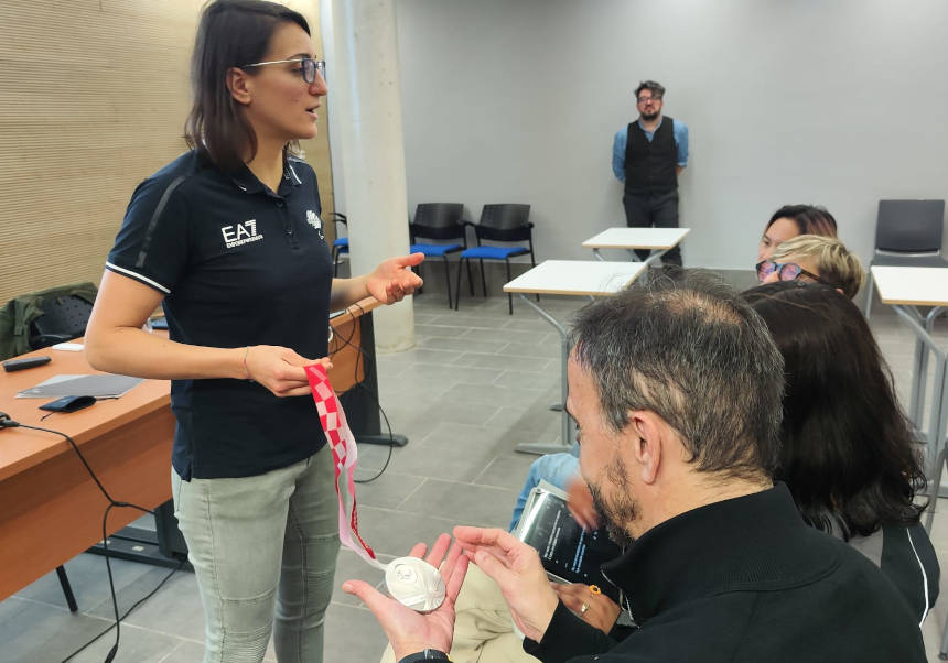 Alessia Berra muestra la plata que ganó en Tokyo 2020. FOTOS: Centre d'Idiomes UV.