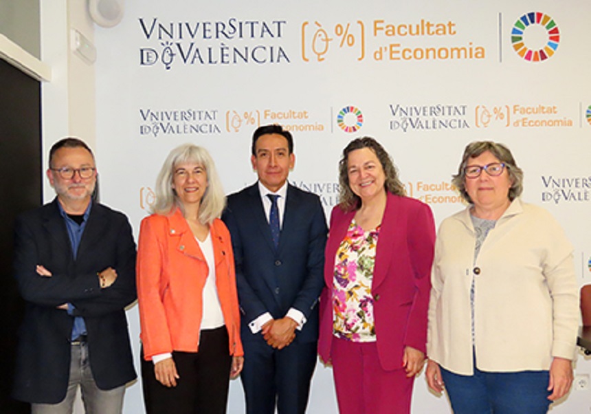 photo of the doctoral candidate, the director and the tribunal