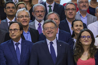 Esteban Morcillo i representants polítics en la firma del Pacte contra la Violència de Gènere