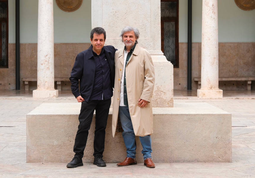 El director del Aula de Cinema UV, el profesor Manuel de la Fuente (izquierda), y el periodista y escritor Joan M. Oleaque, en el claustro de La Nau.
