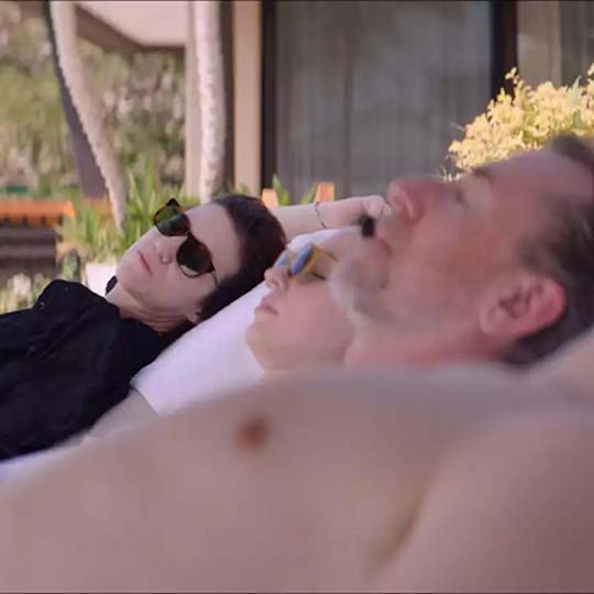 Tres personas tumbadas al sol