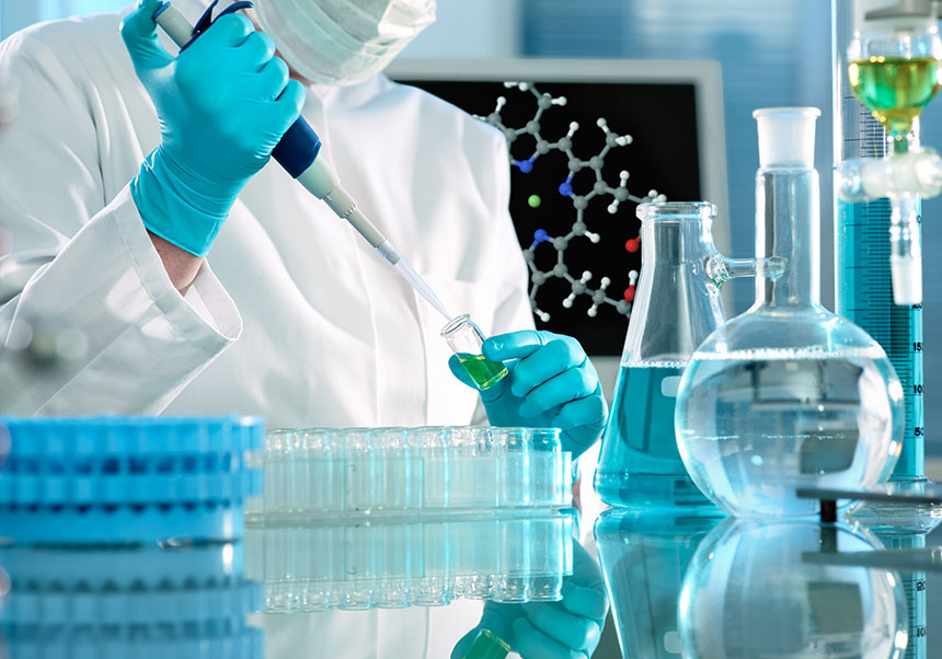 Persona treballant en un laboratori