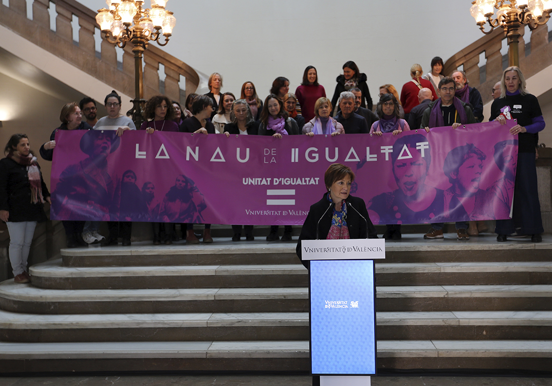 La rectora llegint el manifest pel 25N